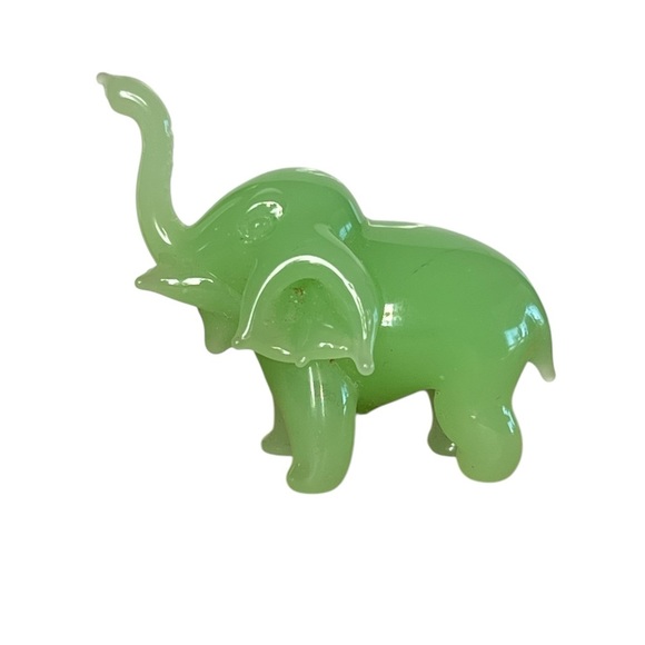 Vintage Jade Carved Small Elephant Figurine Chinese - Picture 1 of 6